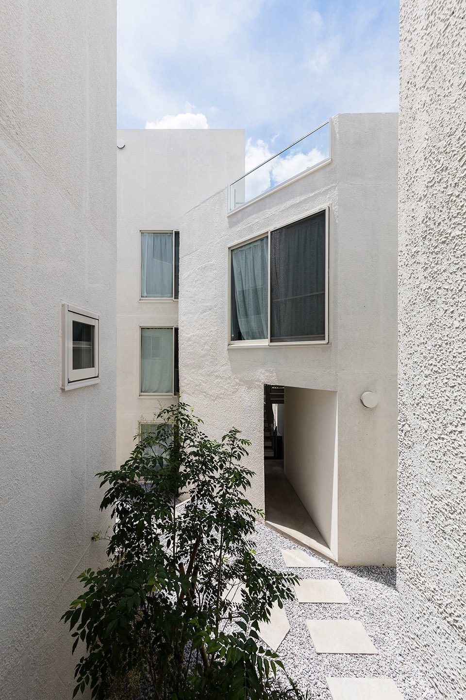 Uehara Apartment by Hiroyuki Ito Architects 04
