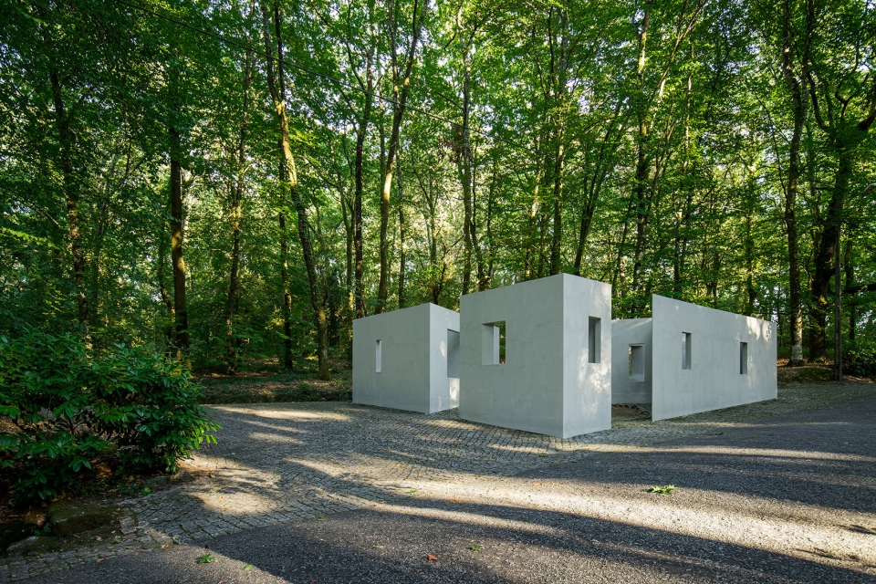 the garden of framed scenes by the open workshop