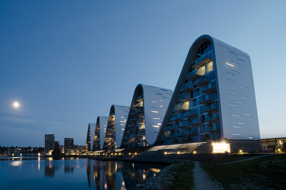 the wave apartment by henning larsen