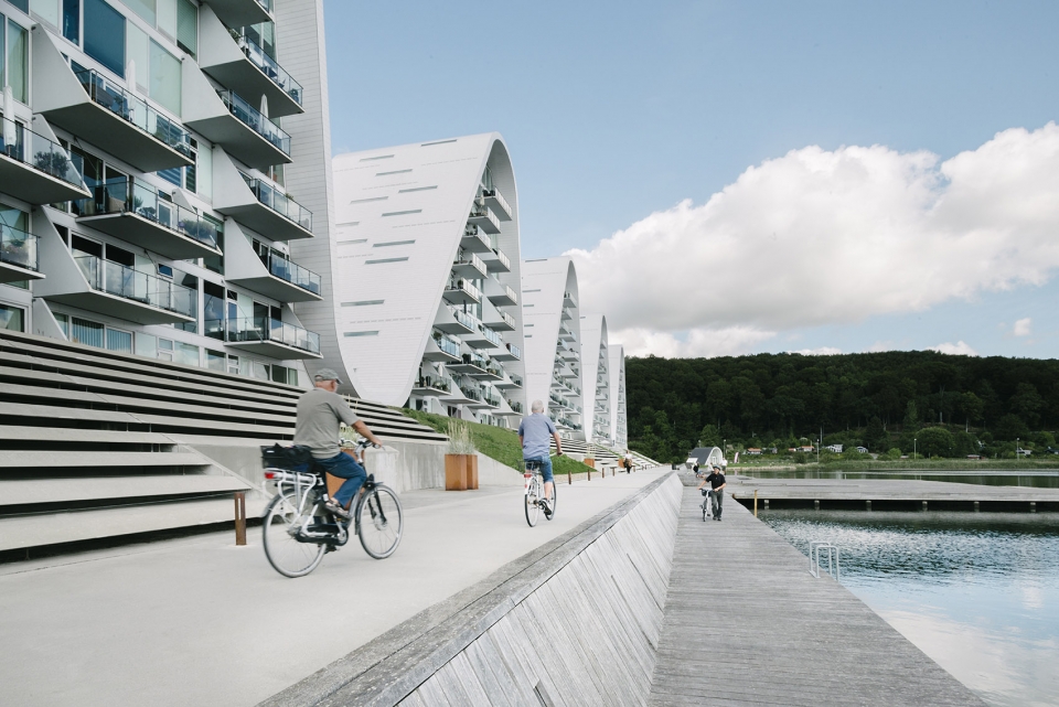the wave apartment by henning larsen