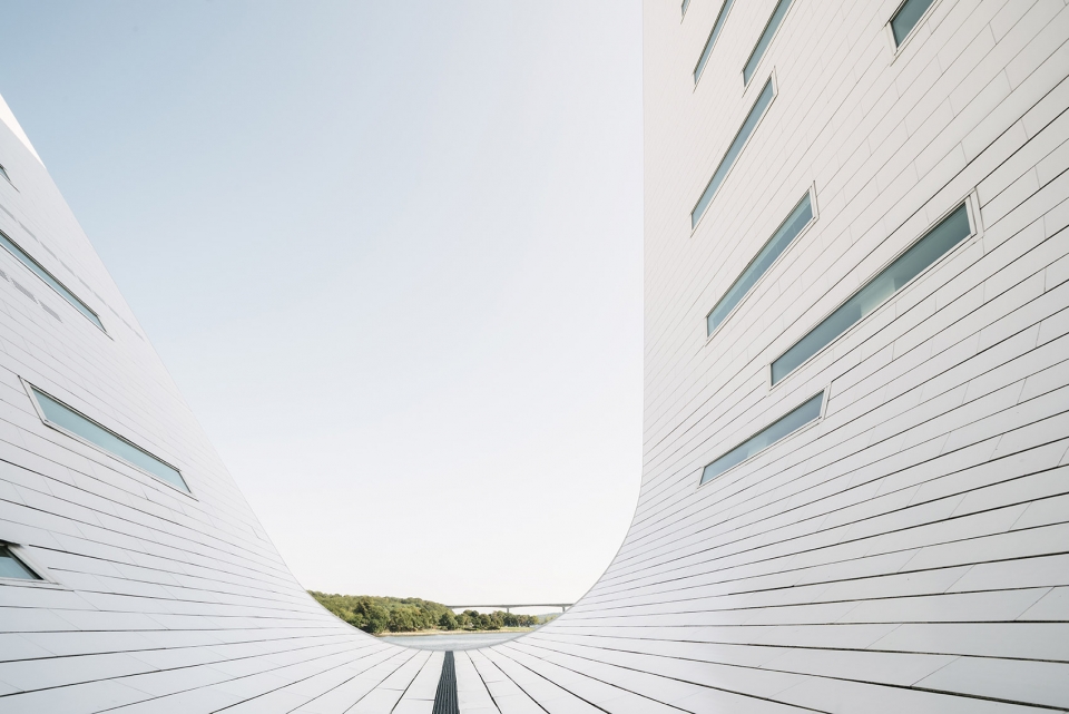 the wave apartment by henning larsen