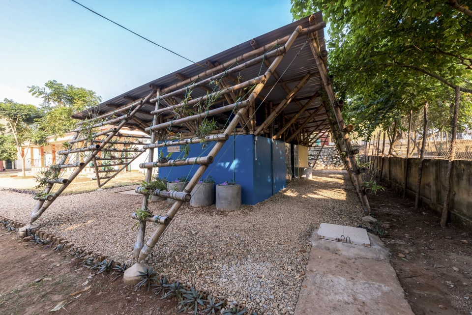 toigetation 2 by hp architects