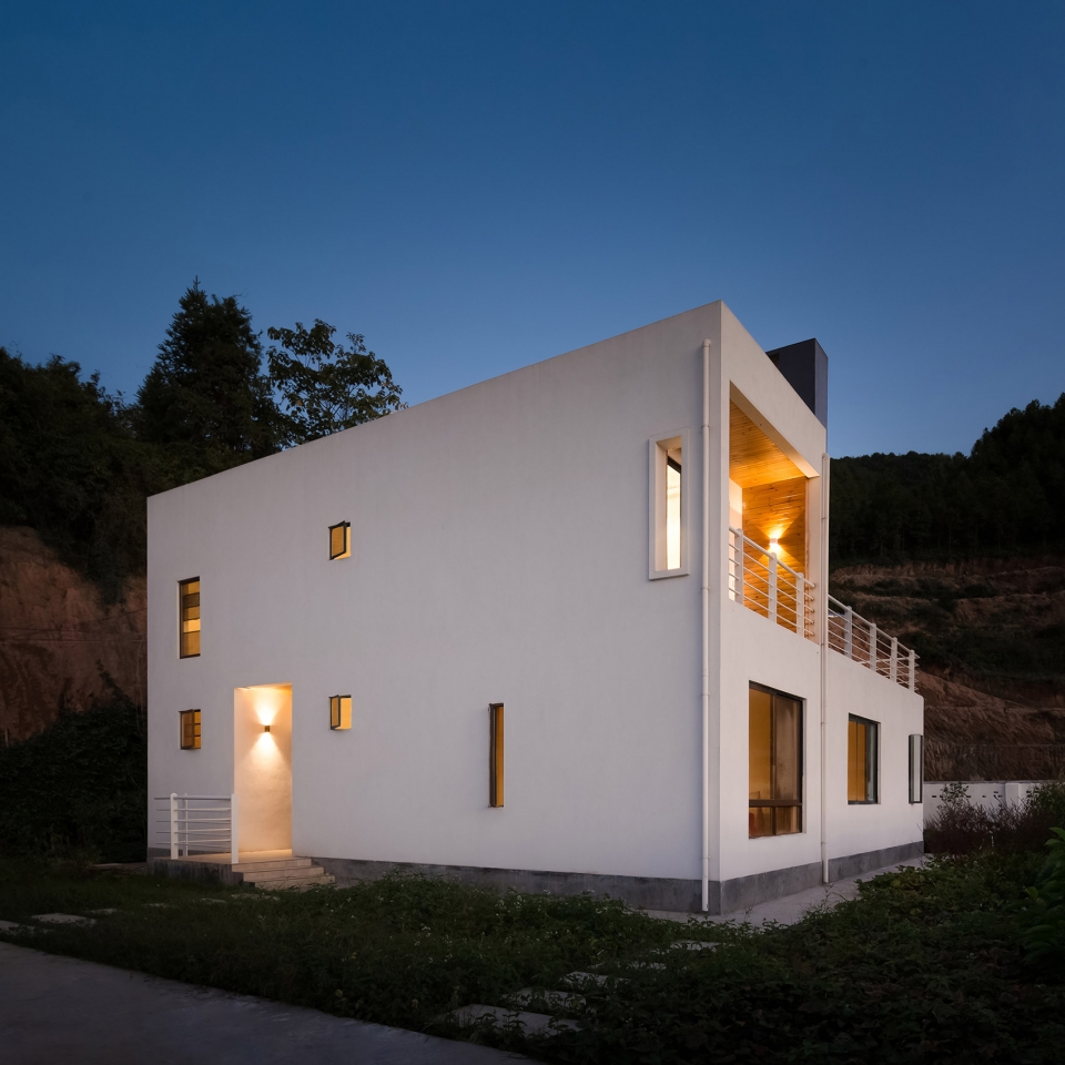 a white hillside house by ming ding spatial art studio