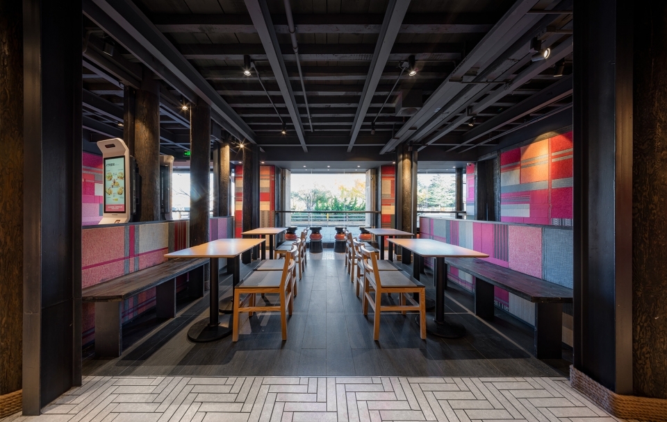kfc restaurant in yuhe square lijiang china by roomoo 960x608 1