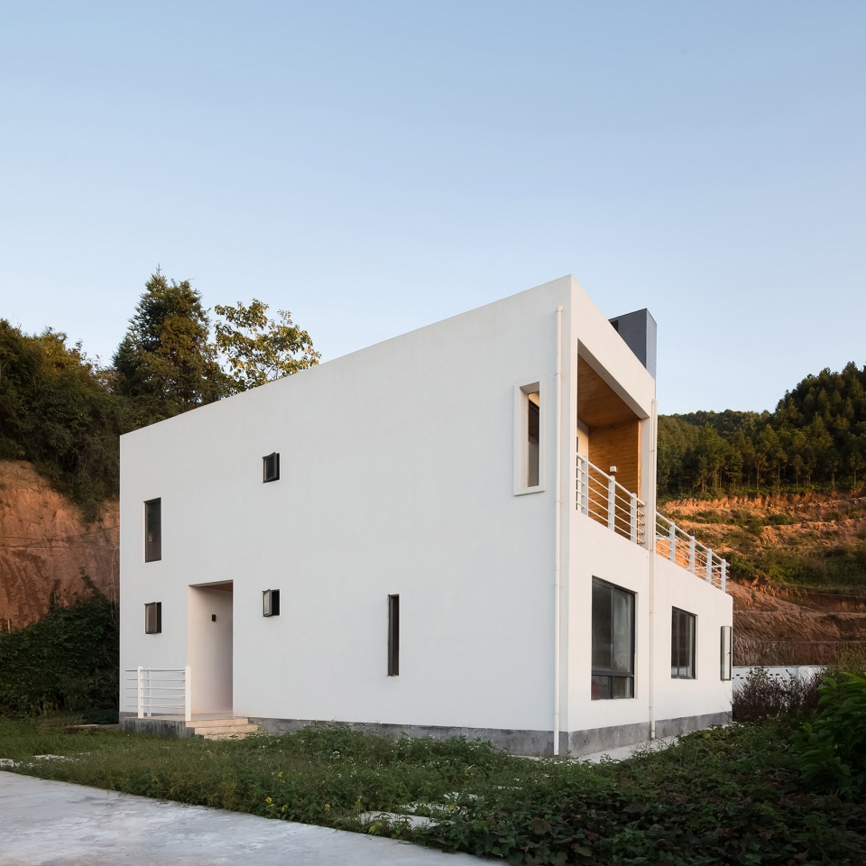 a white hillside house by ming ding spatial art studio