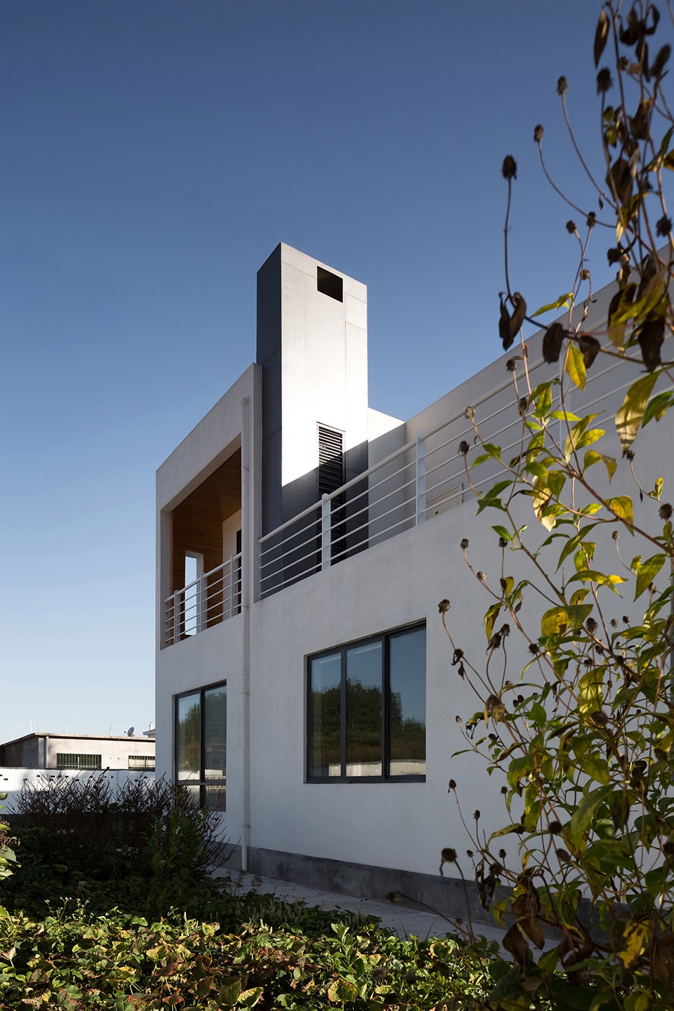 a white hillside house by ming ding spatial art studio