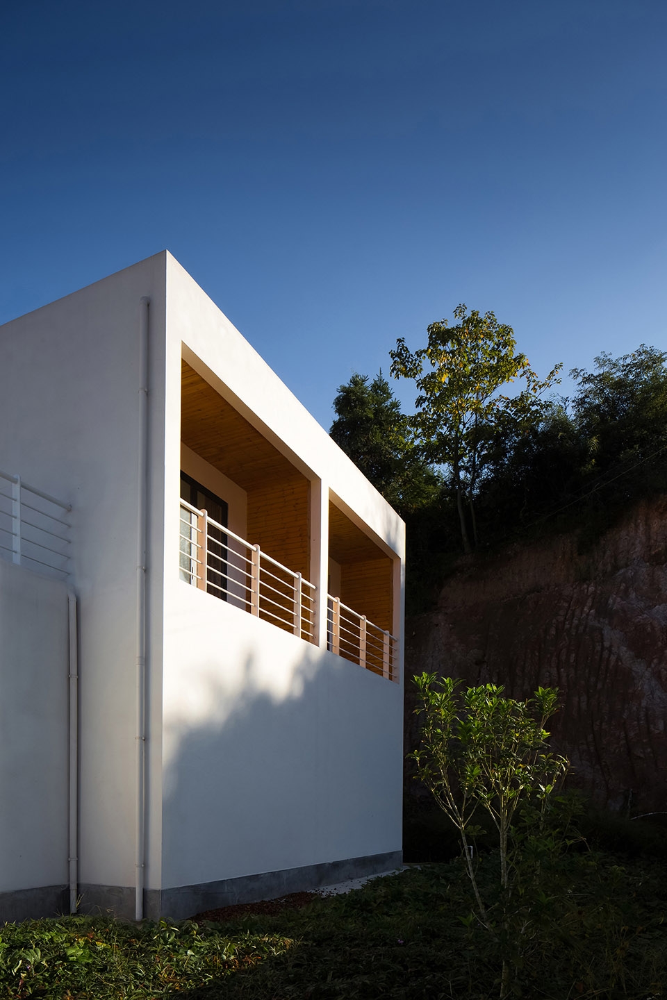 a white hillside house by ming ding spatial art studio