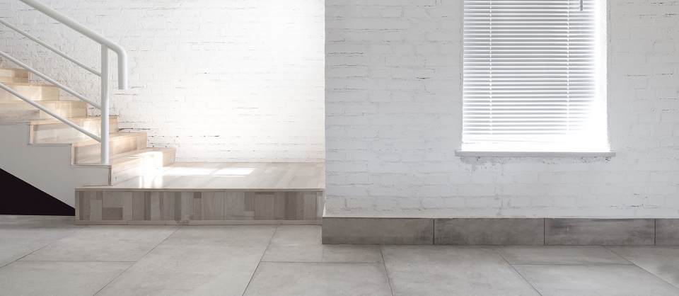 a white hillside house by ming ding spatial art studio