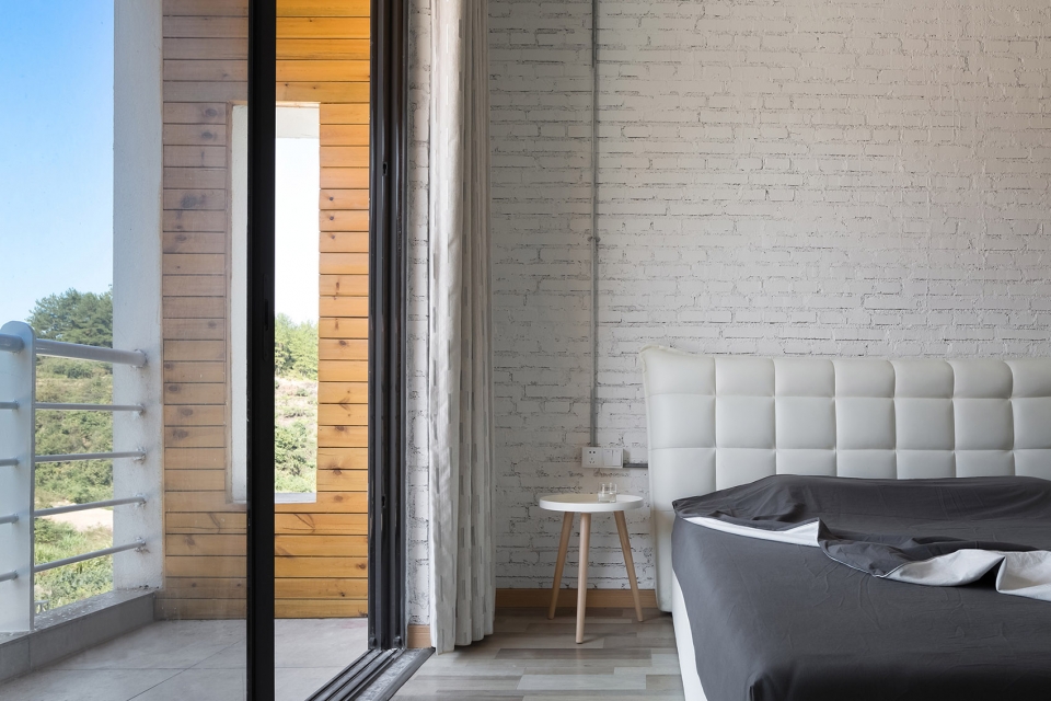 a white hillside house by ming ding spatial art studio