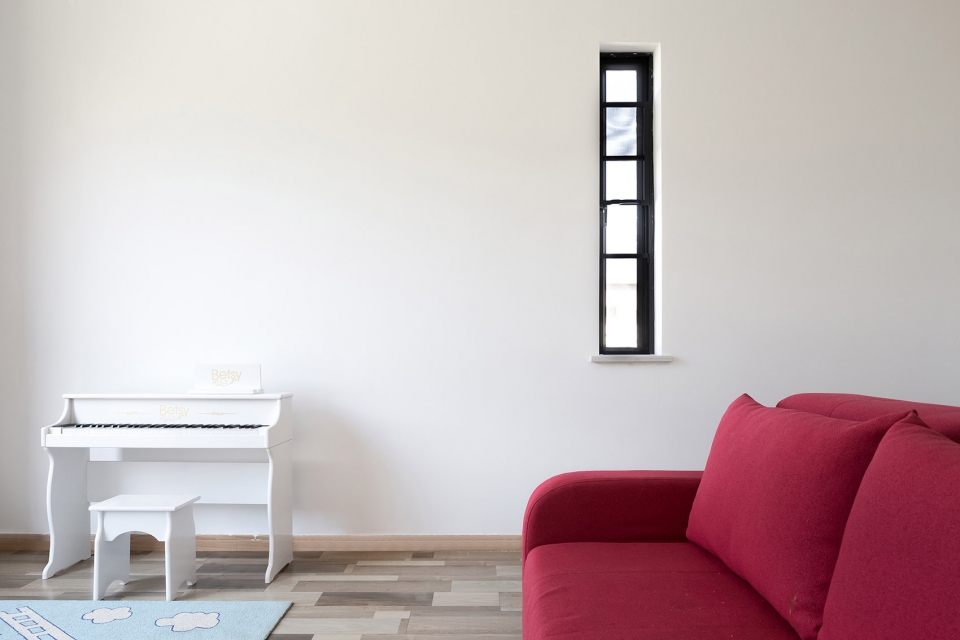 a white hillside house by ming ding spatial art studio
