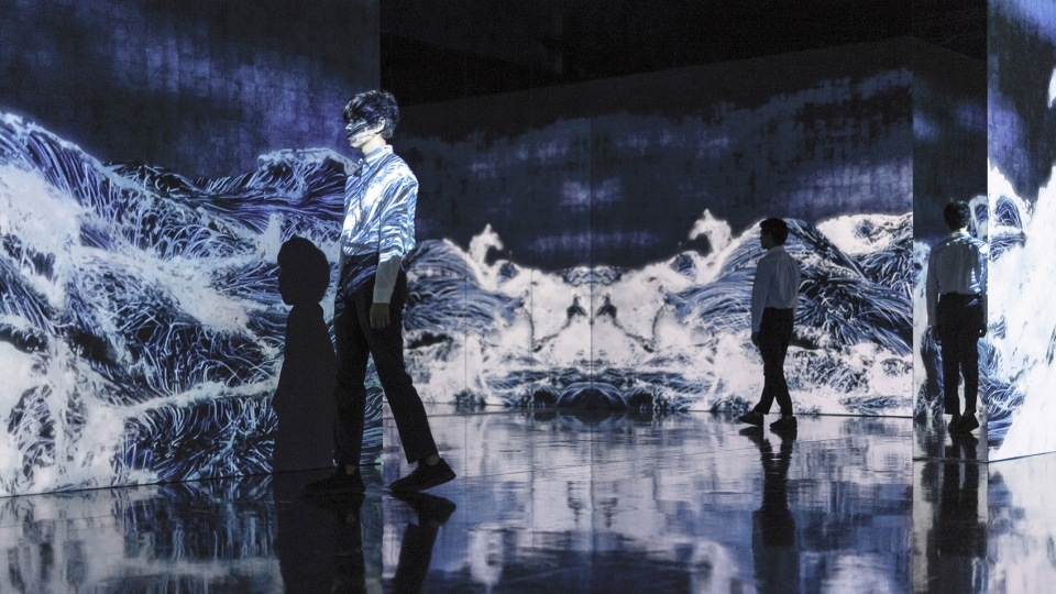 teamlab universe of water particles in the tank
