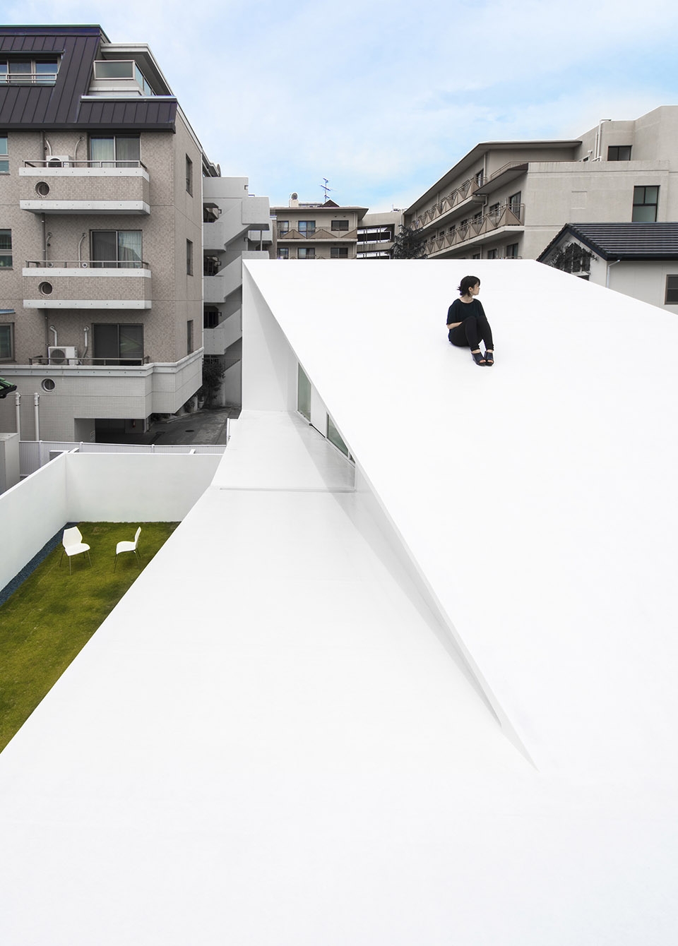topological folding house by takashi yamaguchi associates