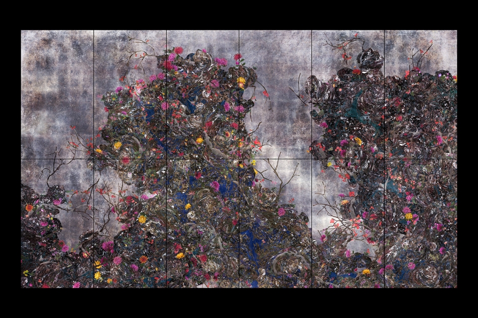 teamlab universe of water particles in the tank