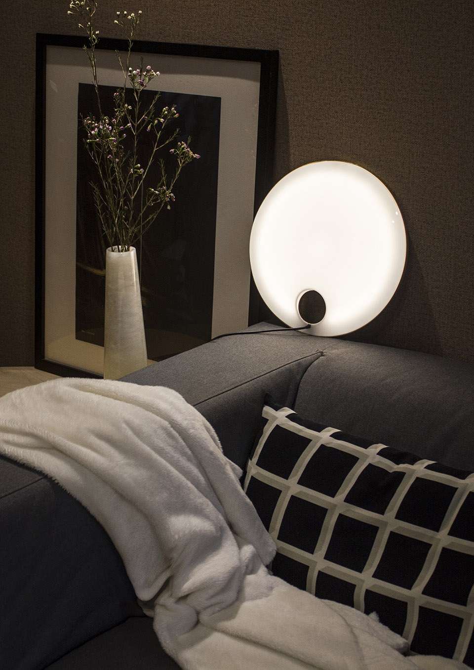 subtle happiness table lamp push design