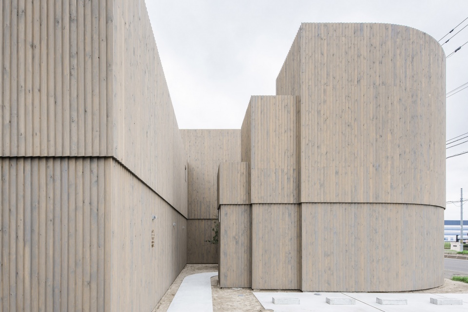 corridor of the fold by jun igarashi architects