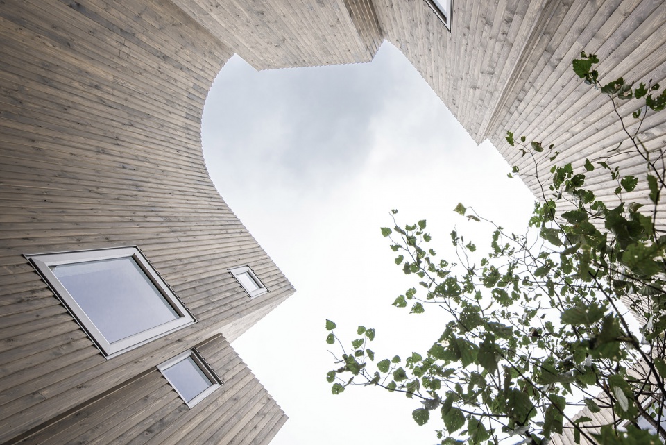 corridor of the fold by jun igarashi architects