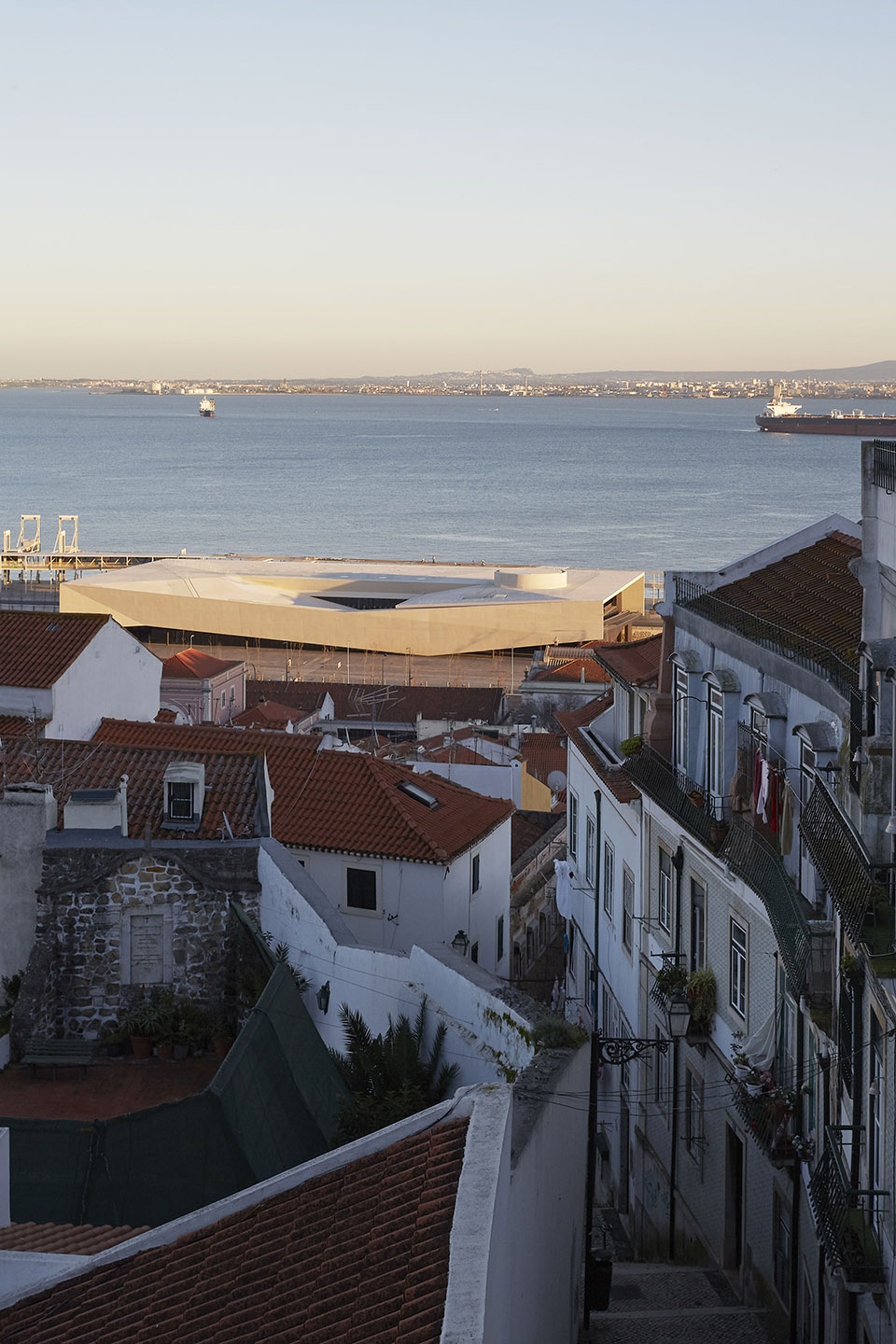 lisbon cruise terminal by joao luis carrilho da graca