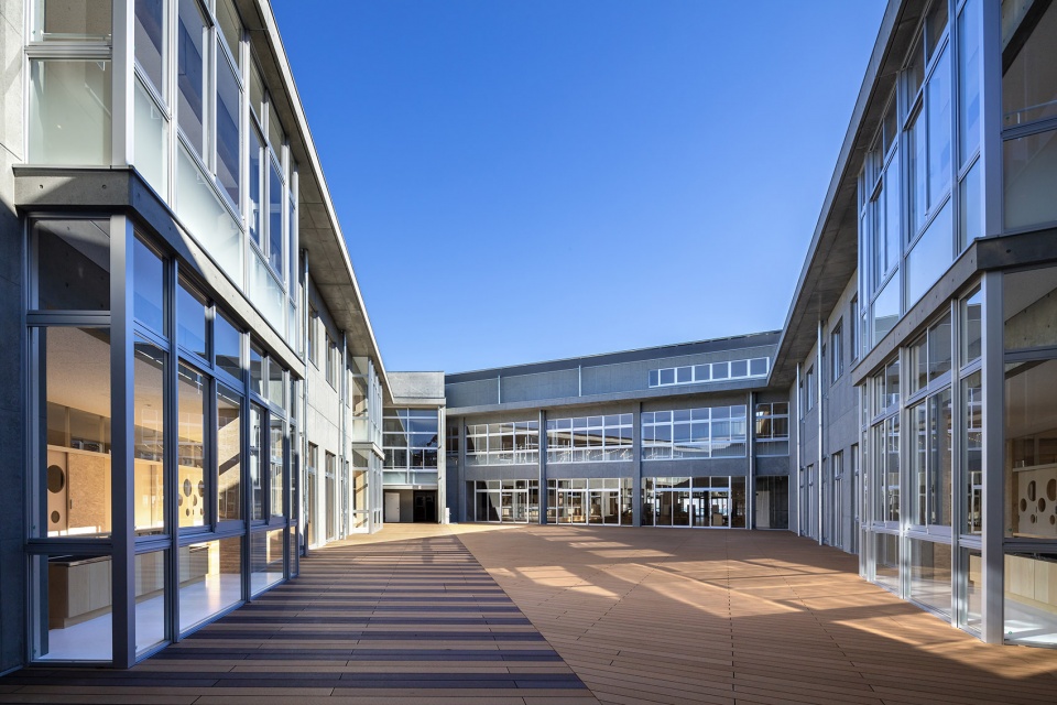 hokota south primary school by mikami architects