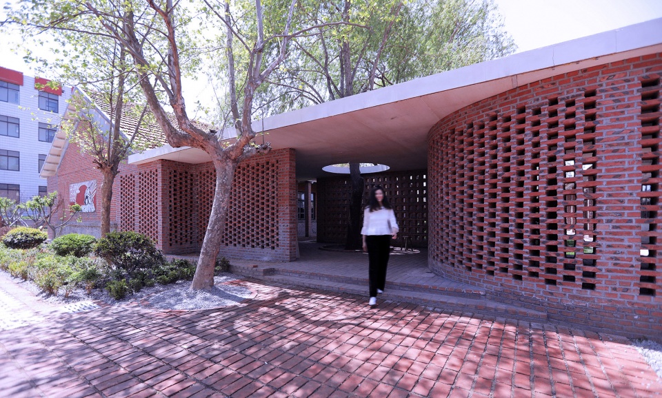 reconstruction of 1971 research camp in rizhao china by dake architectural design