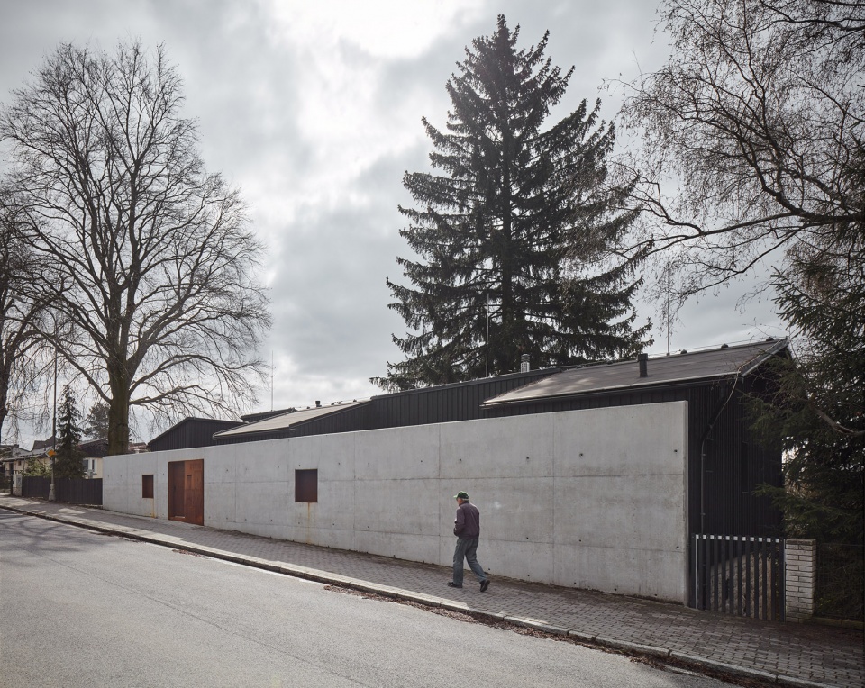 house behind the wall by mjolk architects