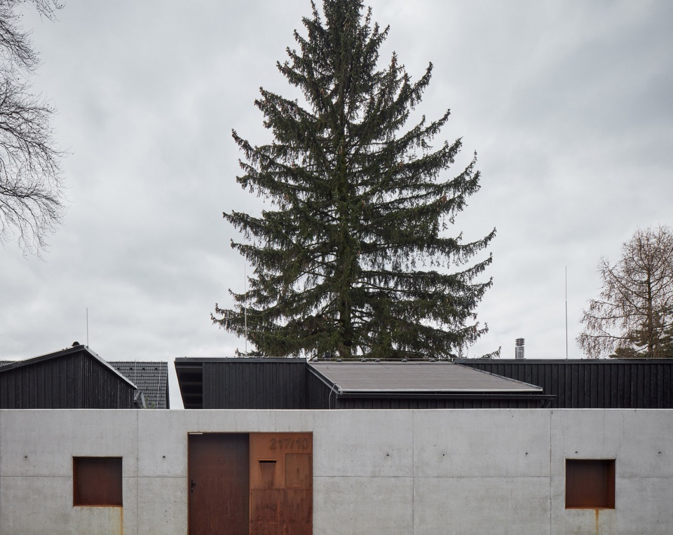 house behind the wall by mjolk architects