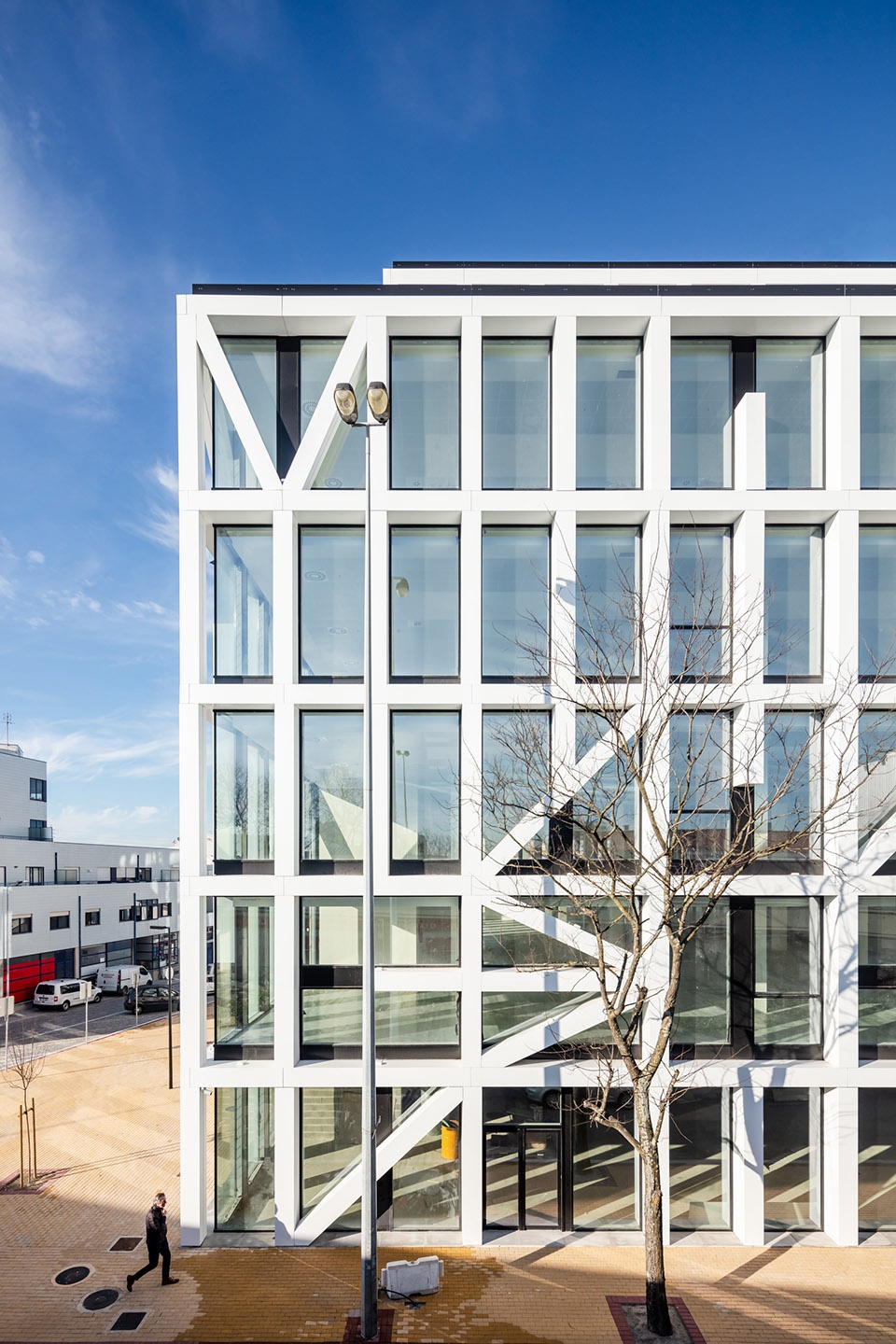 Urbo Business Centre by Nuno Capa Arquitecto