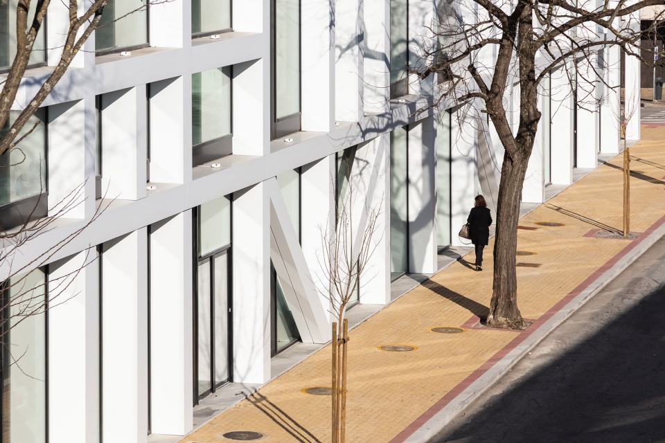 Urbo Business Centre by Nuno Capa Arquitecto