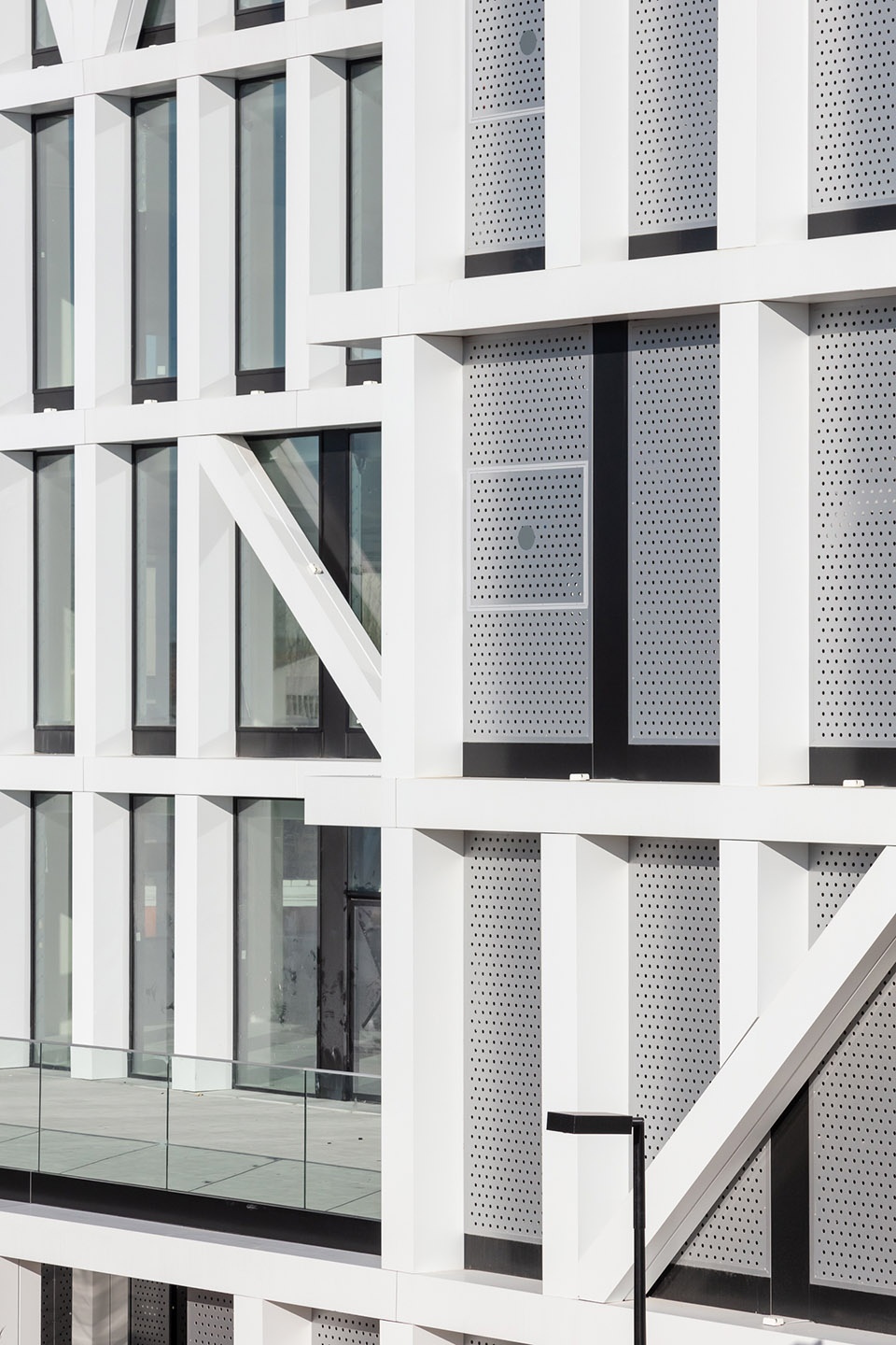Urbo Business Centre by Nuno Capa Arquitecto