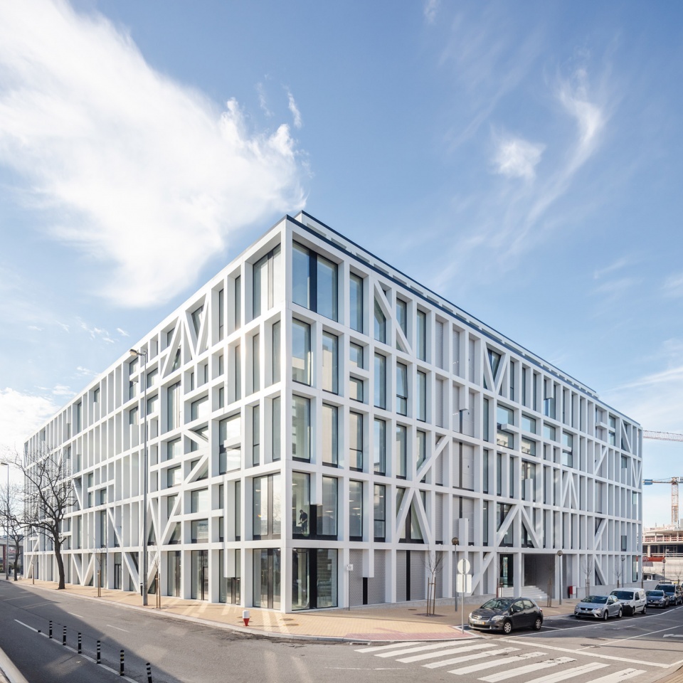 Urbo Business Centre by Nuno Capa Arquitecto