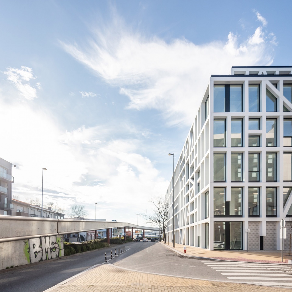 Urbo Business Centre by Nuno Capa Arquitecto
