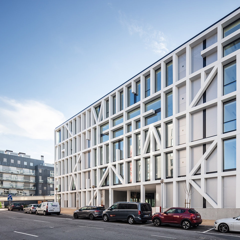 Urbo Business Centre by Nuno Capa Arquitecto