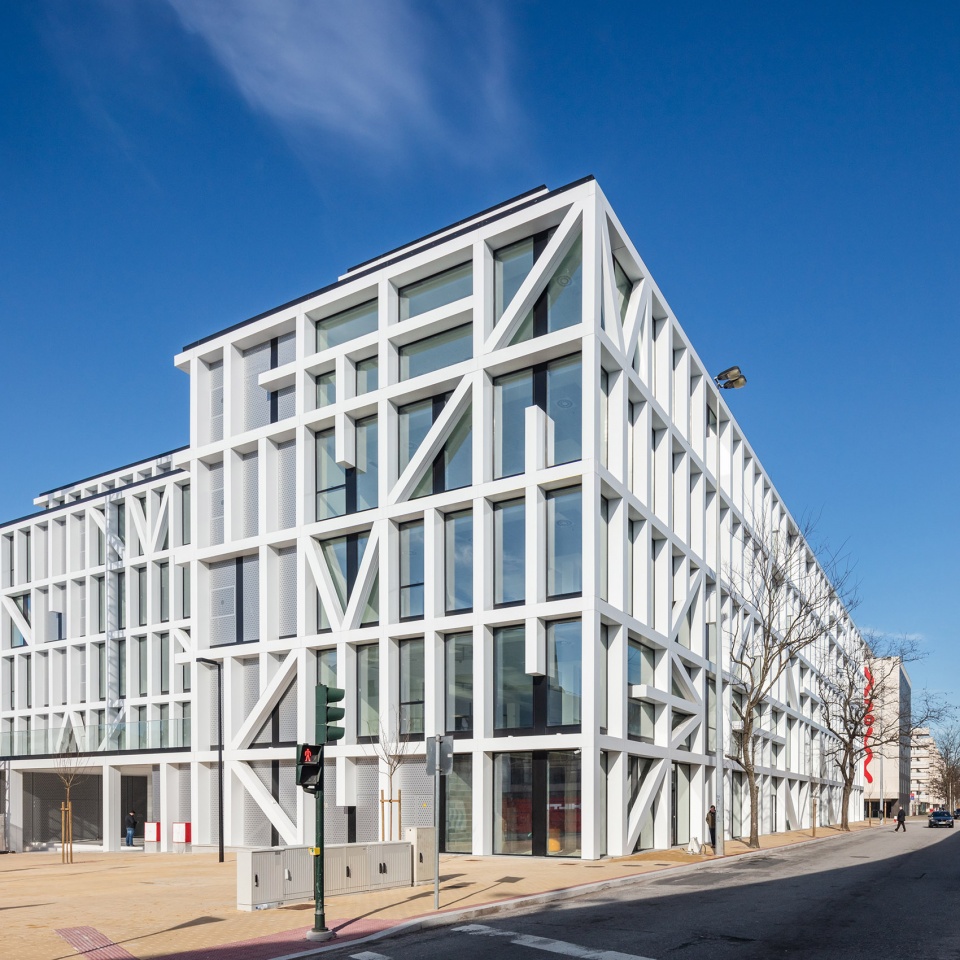 Urbo Business Centre by Nuno Capa Arquitecto
