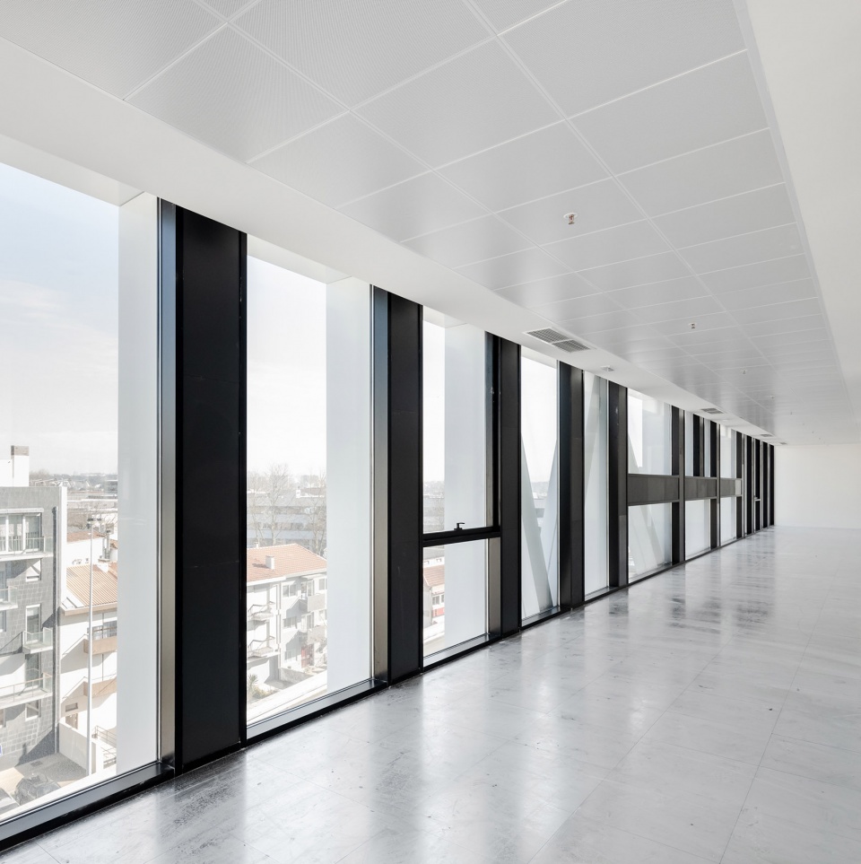 Urbo Business Centre by Nuno Capa Arquitecto