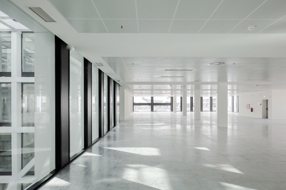 Urbo Business Centre by Nuno Capa Arquitecto