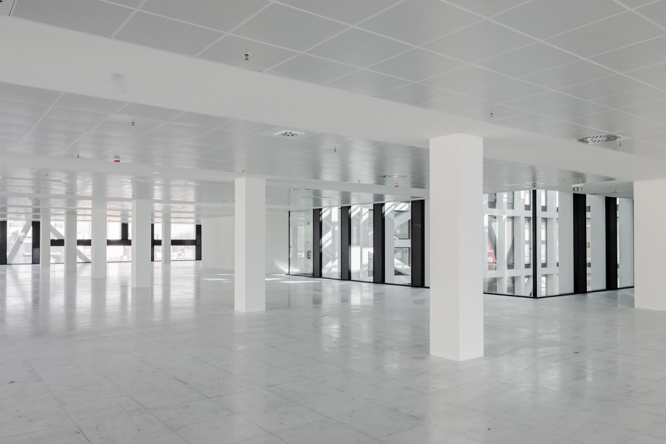Urbo Business Centre by Nuno Capa Arquitecto