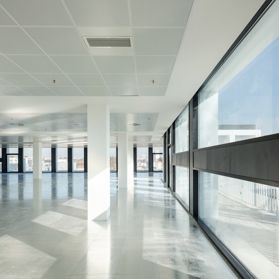 Urbo Business Centre by Nuno Capa Arquitecto