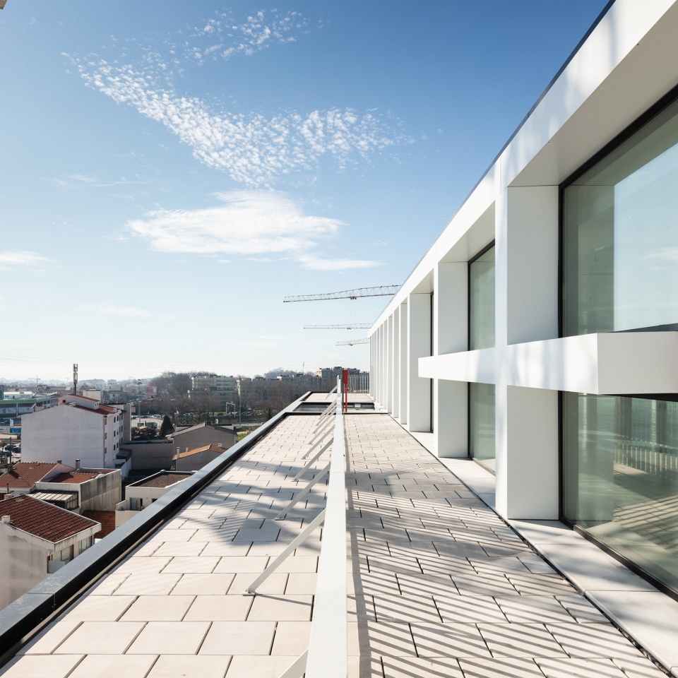 Urbo Business Centre by Nuno Capa Arquitecto