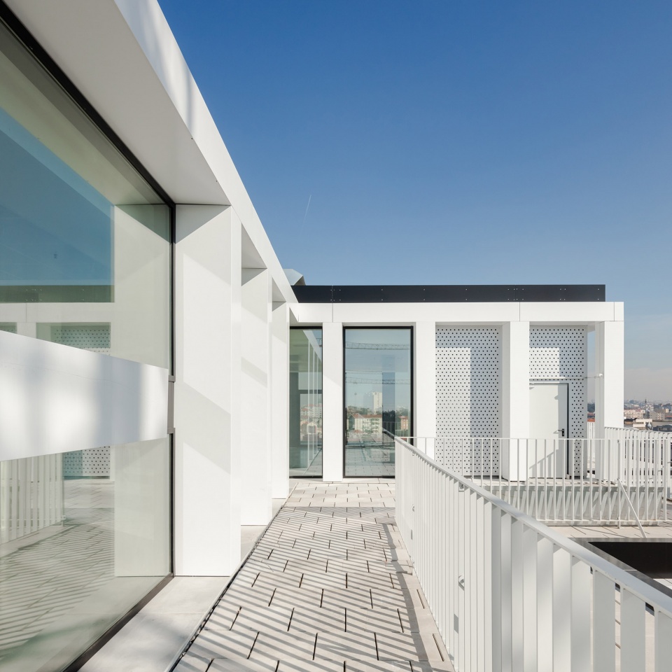 Urbo Business Centre by Nuno Capa Arquitecto