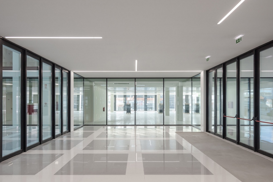 Urbo Business Centre by Nuno Capa Arquitecto