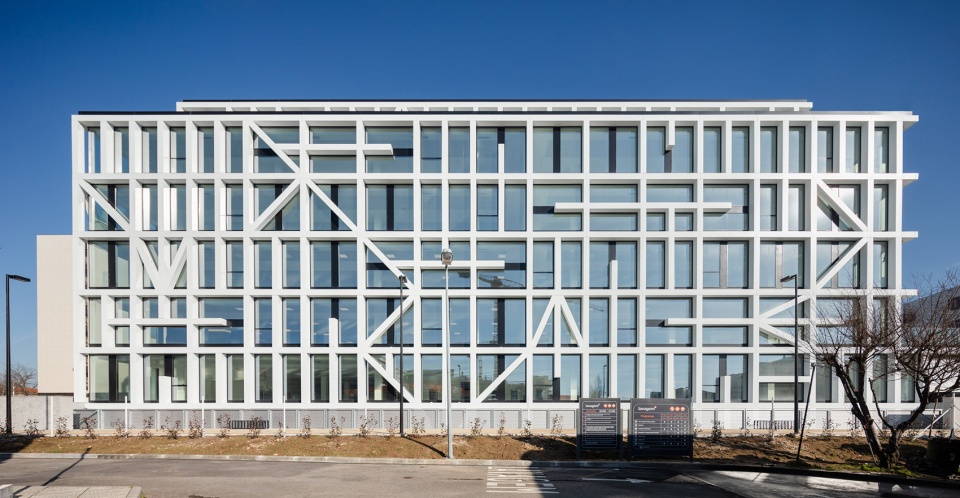 Urbo Business Centre by Nuno Capa Arquitecto