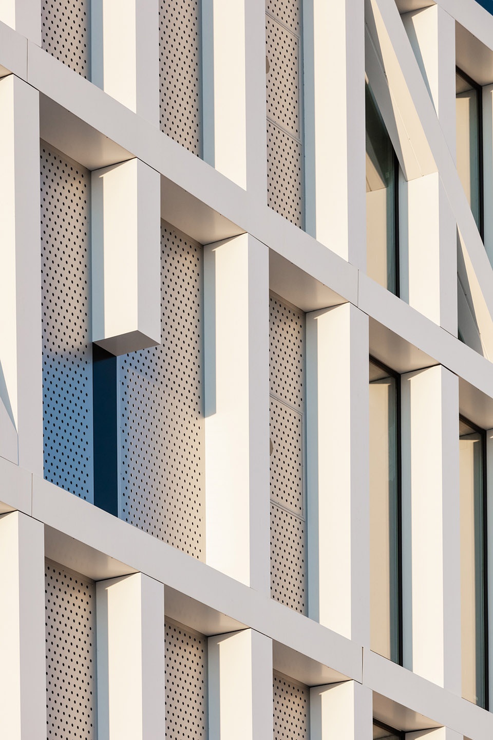 Urbo Business Centre by Nuno Capa Arquitecto