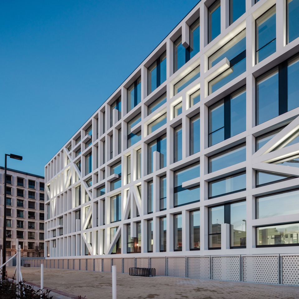 Urbo Business Centre by Nuno Capa Arquitecto