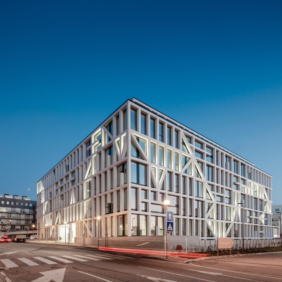 Urbo Business Centre by Nuno Capa Arquitecto