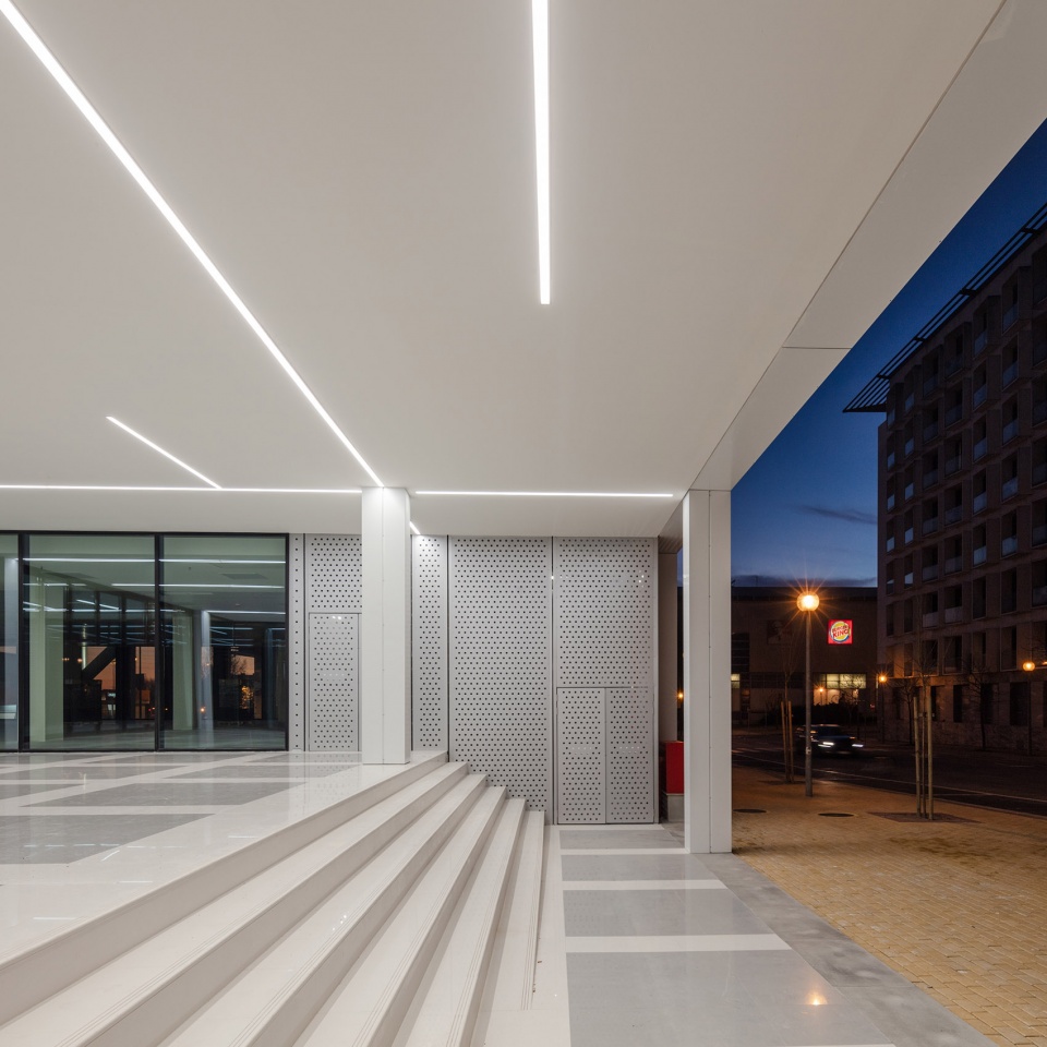 Urbo Business Centre by Nuno Capa Arquitecto