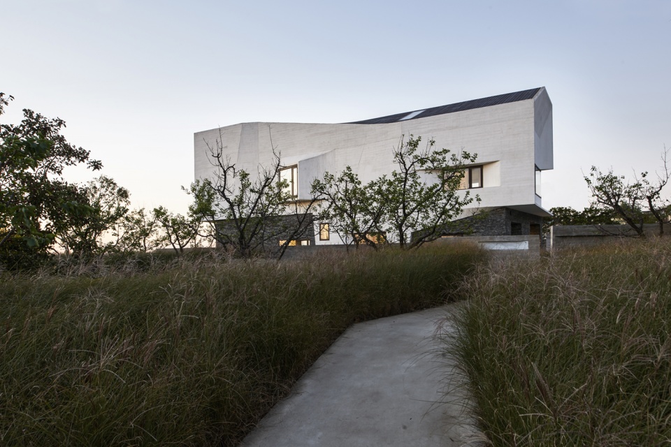 house t in qinhuangdao china by meta project