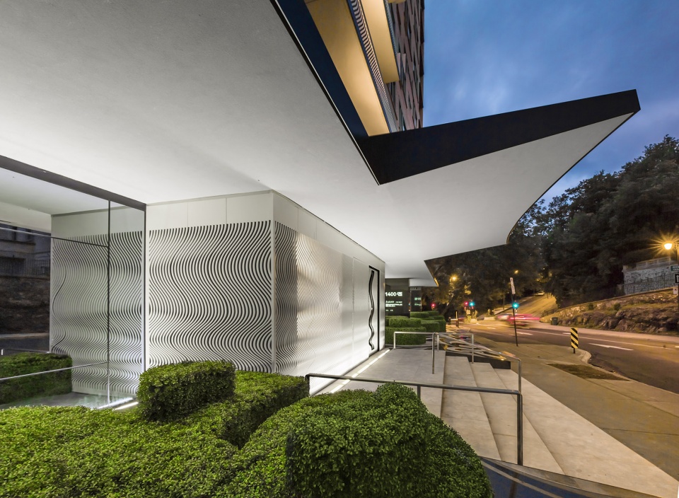facade renovation of 1400 des pins by yh2