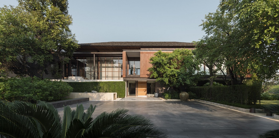 j residence by trop terrains open space
