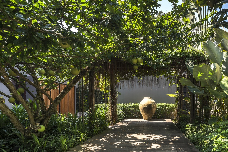 j residence by trop terrains open space