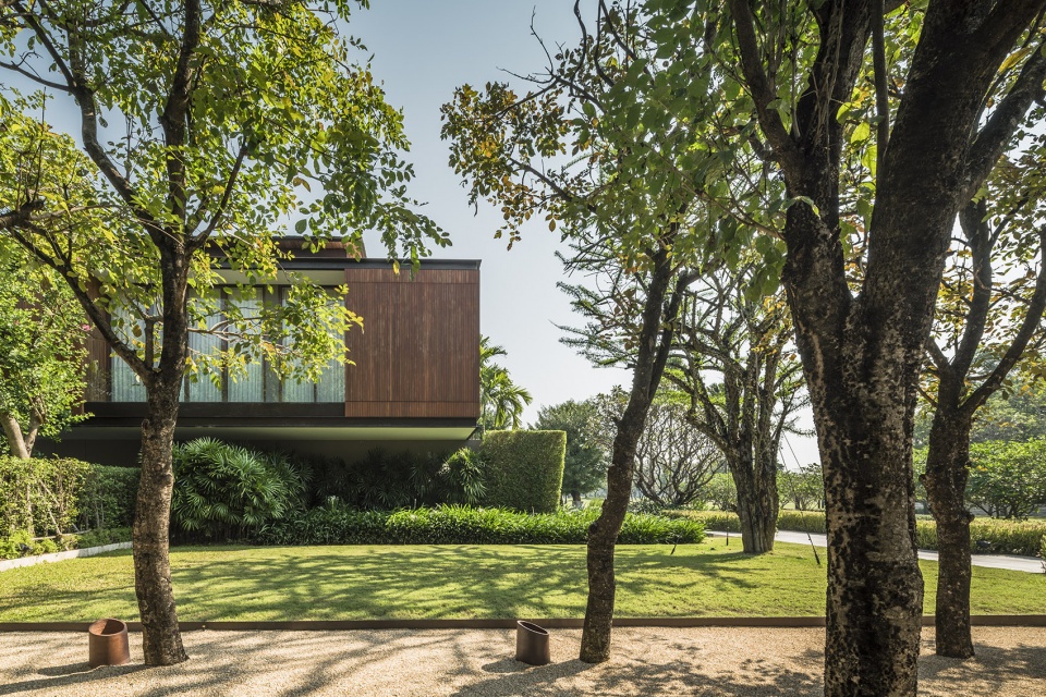 j residence by trop terrains open space