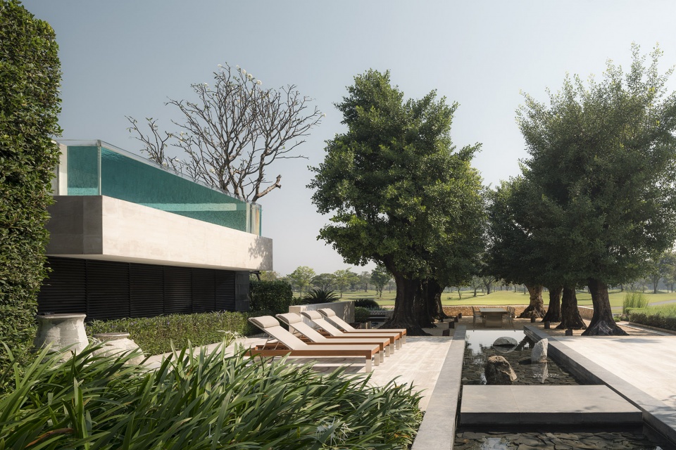 j residence by trop terrains open space